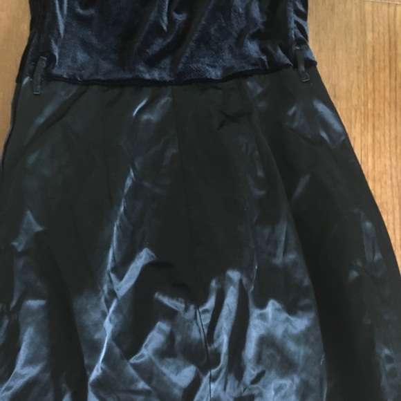 Women’s dress great for grad birthday velvet/ satin - Picture 5 of 5